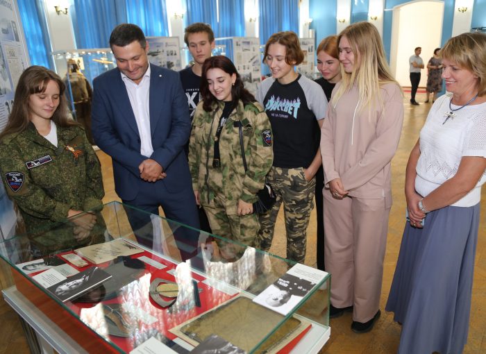 Астраханцы на выставке, посвященой героической боевой работе летчиков и зенитчиков Сталинградского корпусного района ПВО